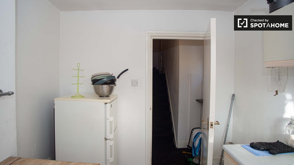 Double room London, 3 beds — photo 8