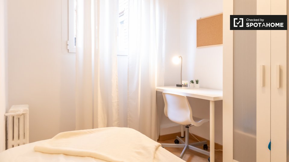 Double room Madrid, 6 beds, 152m² — photo 2