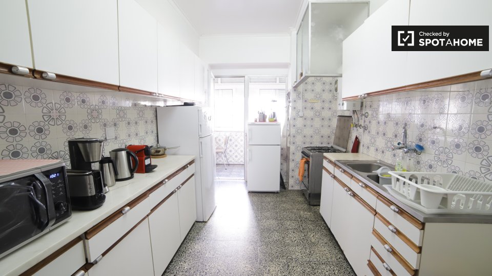Double room Lisbon, 3 beds, 150m² — photo 6
