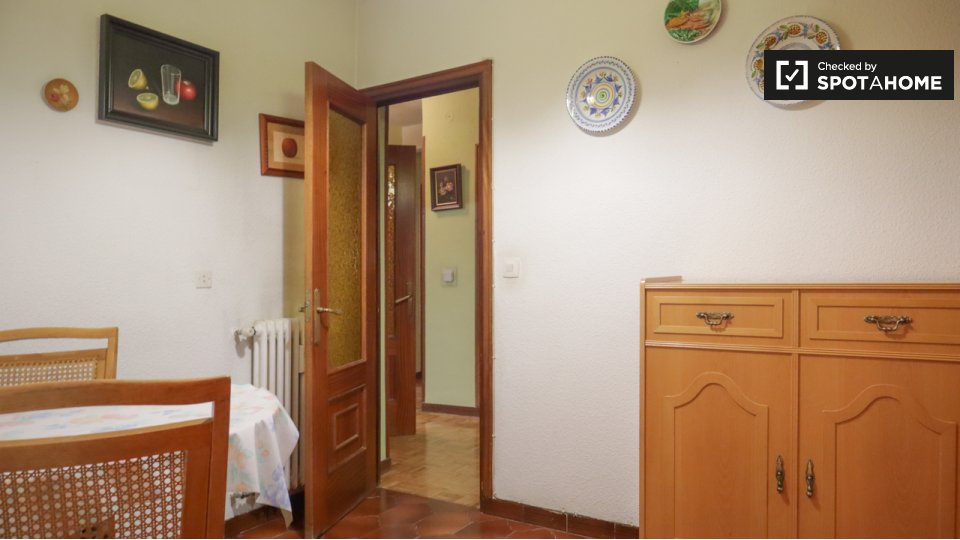 Double room Madrid, 3 beds, 91m² — photo 2