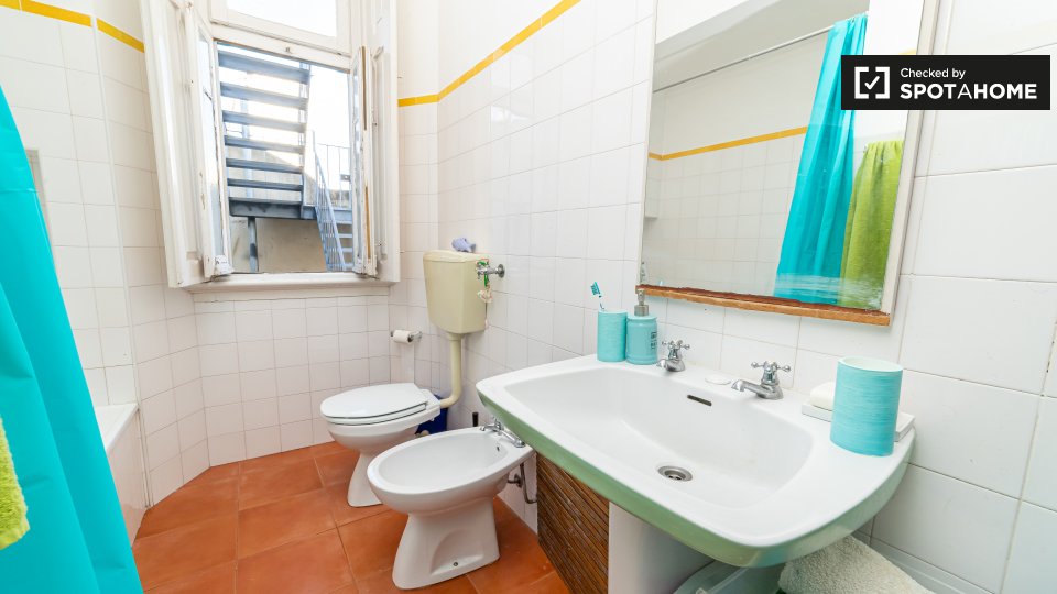 Double room Lisbon, 3 beds, 60m² — photo 11