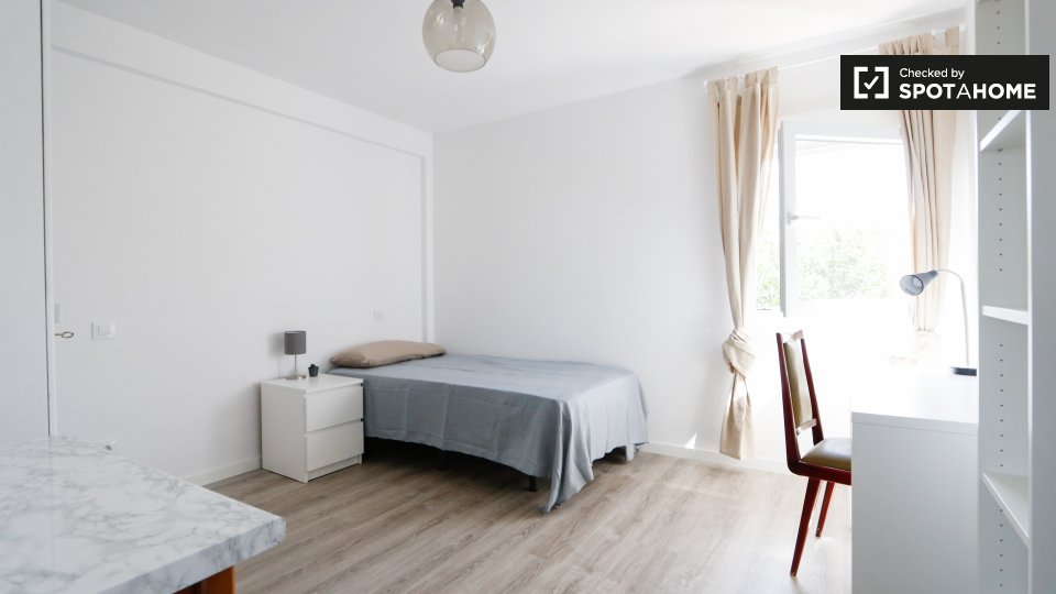 Double room Madrid, 3 beds, 85m² — photo 3