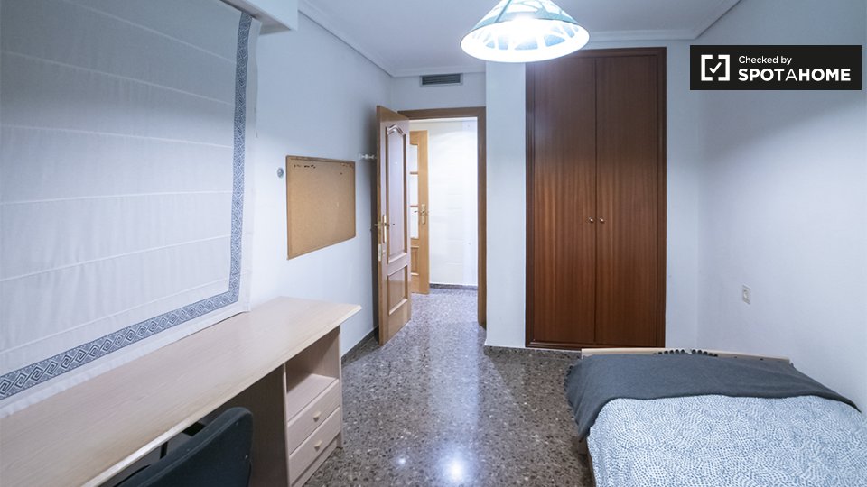 Room for rent in 7 bedroom apartment in Valencia - in Valencia