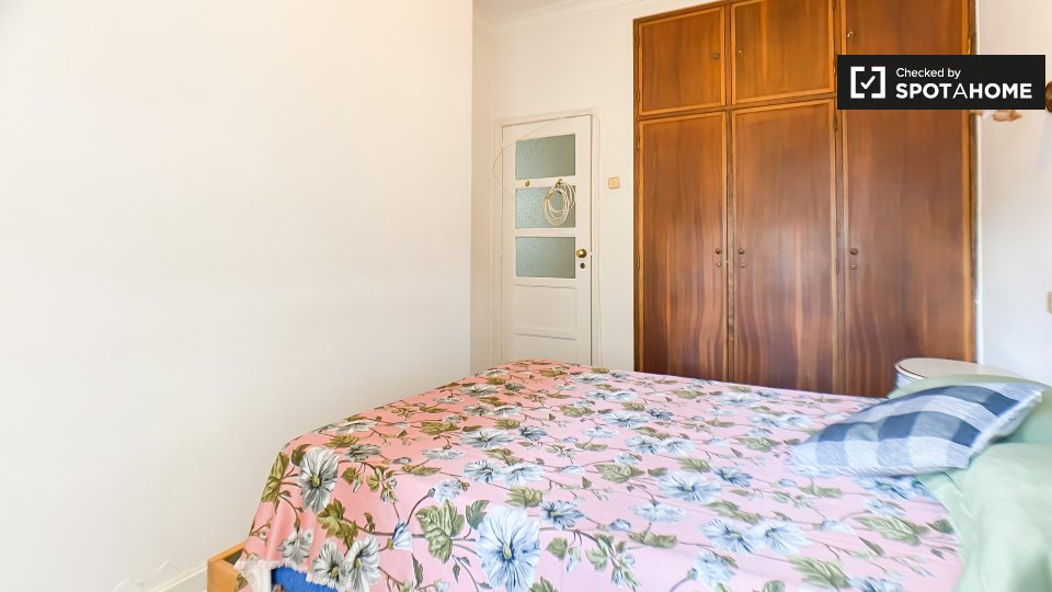 Double room Lisbon, 2 beds, 10m² — photo 4