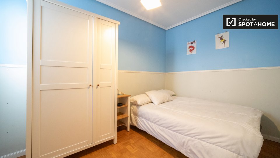 Double room Madrid, 5 beds, 150m² — photo 1