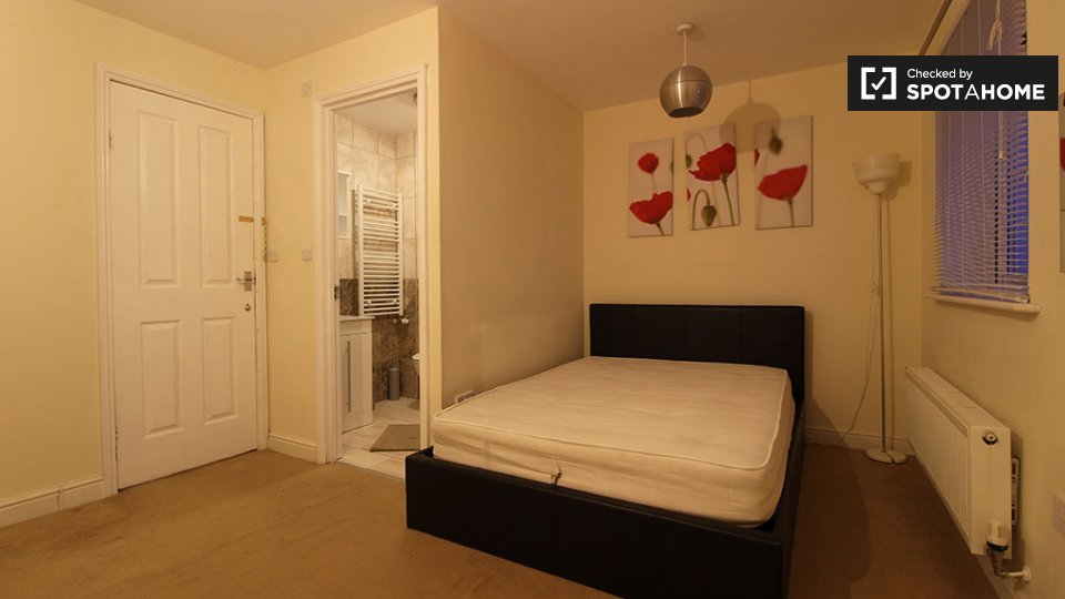Double room London, 3 beds — photo 1