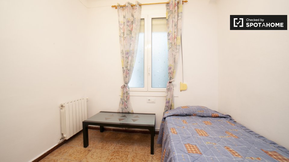 Double room Barcelona, 3 beds, 80m² — photo 1