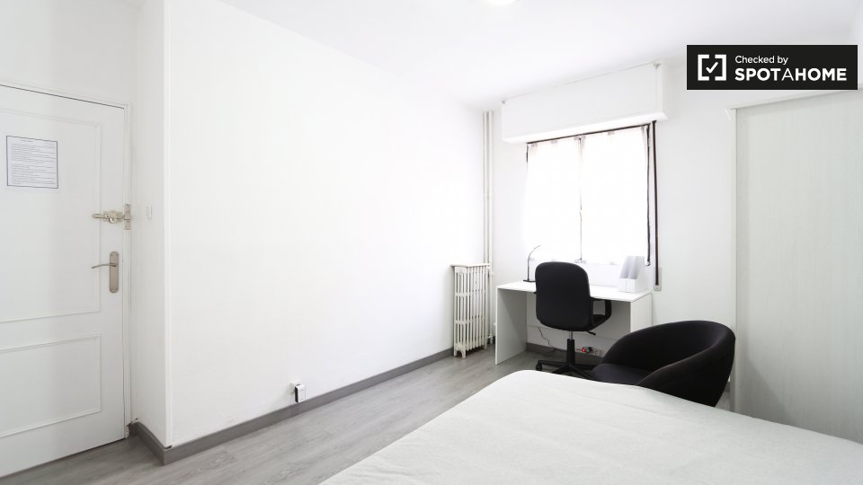 Double room Madrid, 5 beds, 96m² — photo 4