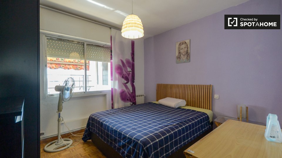 Double room Madrid, 3 beds — photo 1