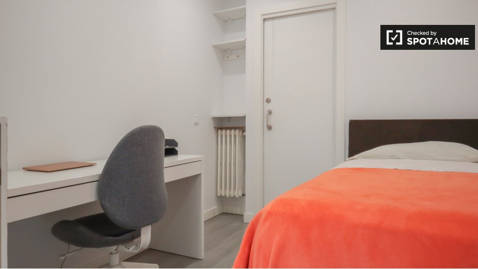 Double room Madrid, 3 beds — photo 4
