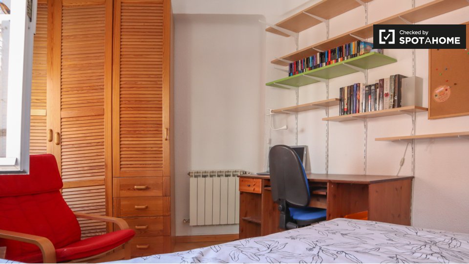 Double room Madrid, 3 beds, 79m² — photo 2