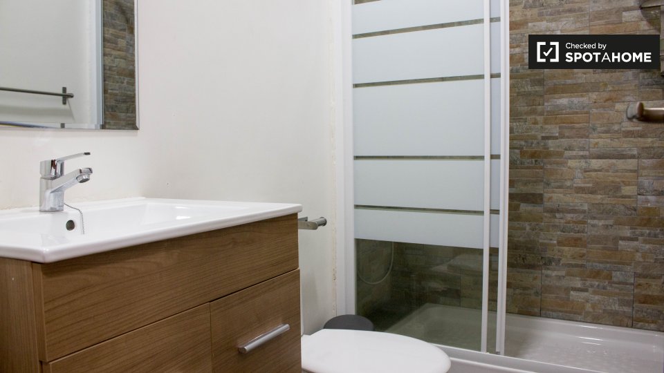 Double room Barcelona, 3 beds, 60m² — photo 12