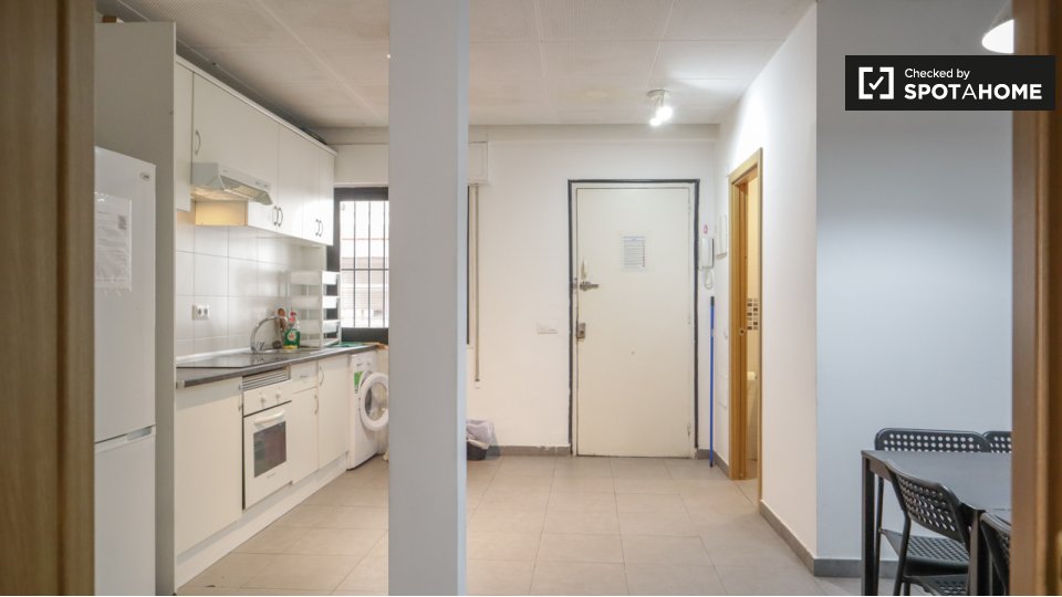 Double room Madrid, 7 beds, 160m² — photo 9
