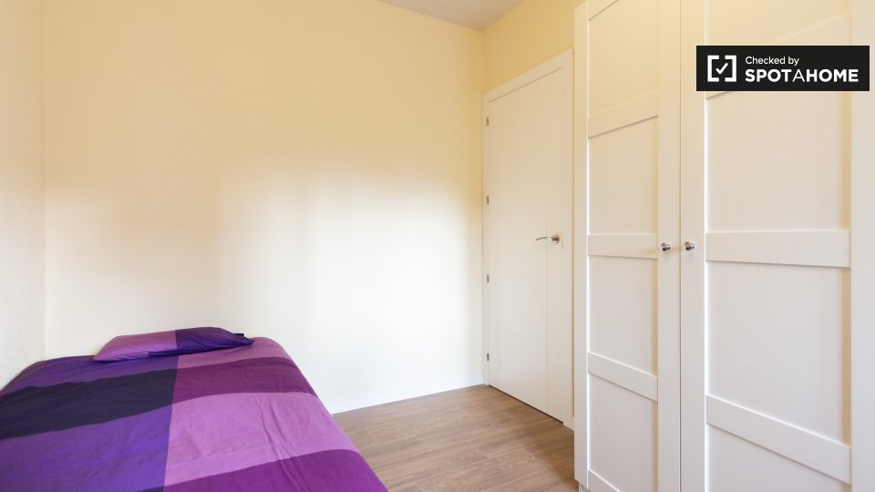 Double room Madrid, 3 beds, 65m² — photo 5