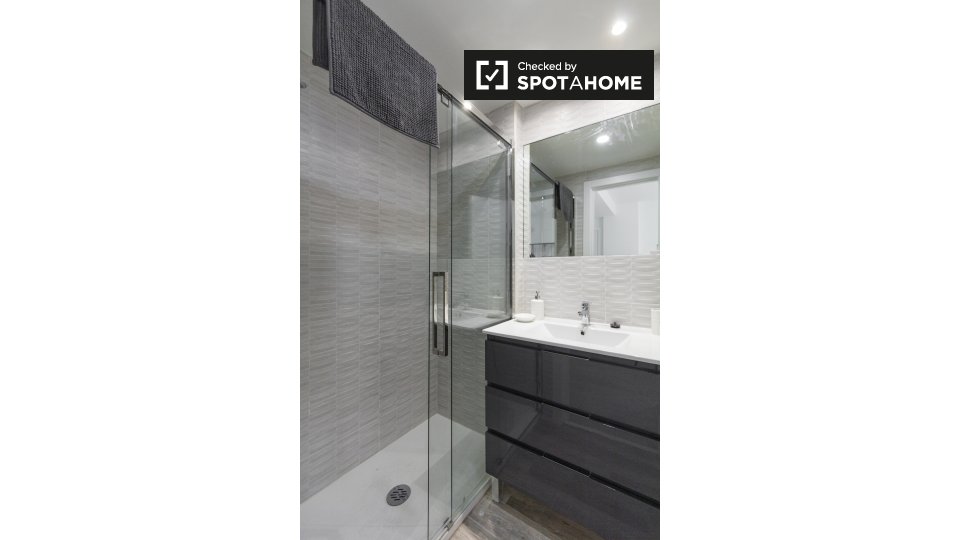 Double room Madrid, 4 beds, 90m² — photo 5