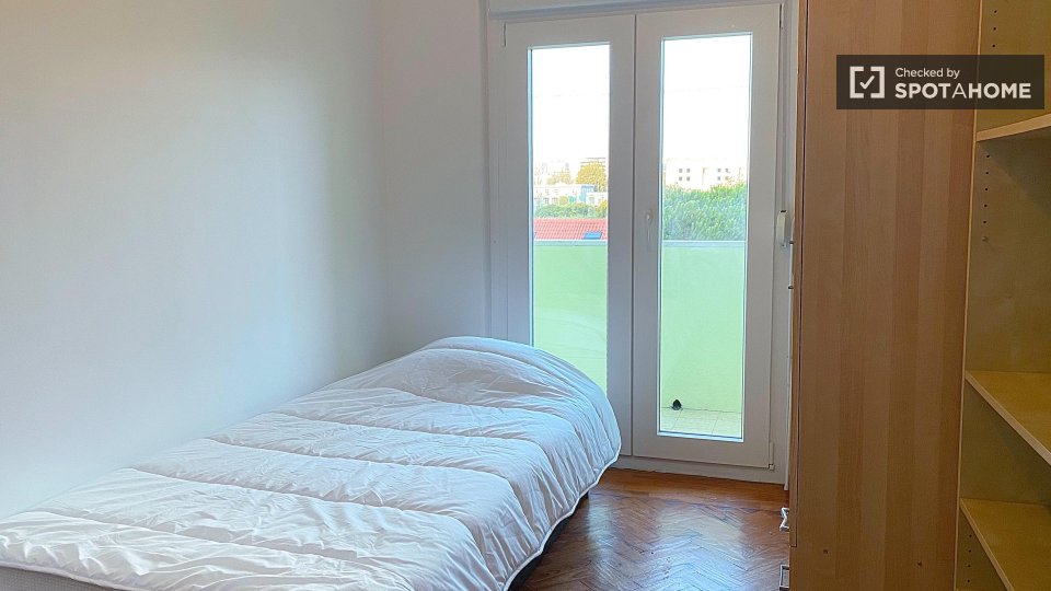 Double room Lisbon, 3 beds — photo 52
