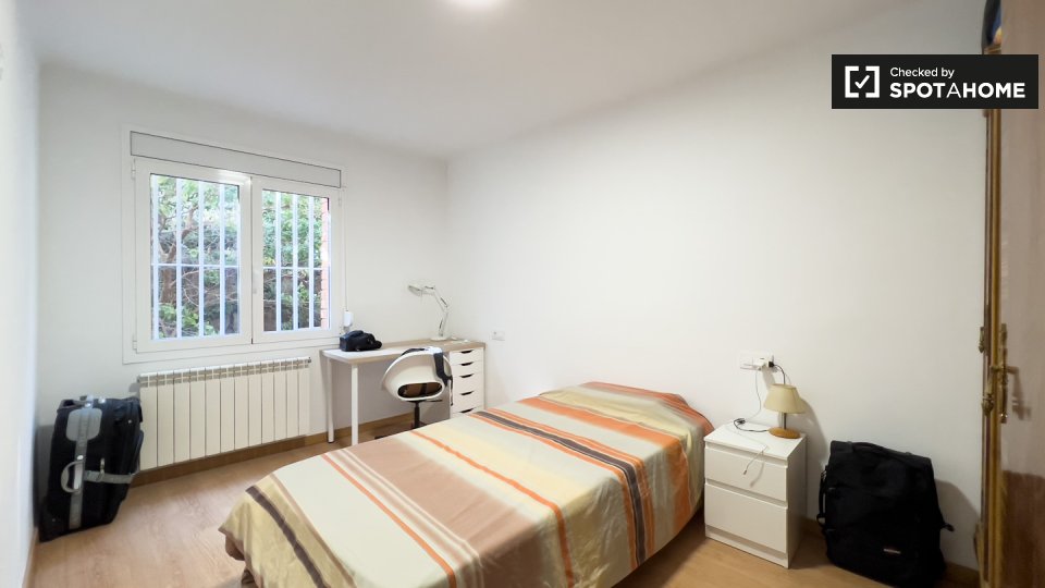 Double room Barcelona, 3 beds, 67m² — photo 15