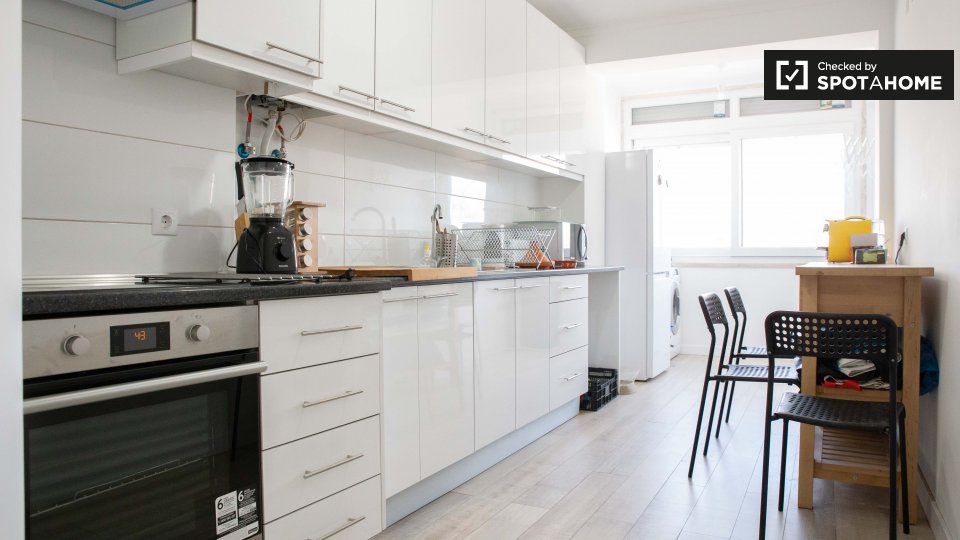 Double room Lisbon, 3 beds, 85m² — photo 10