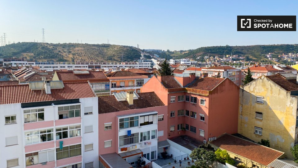 Double room Lisbon, 3 beds, 63m² — photo 17