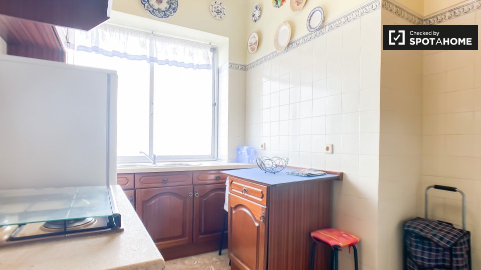 Double room Lisbon, 2 beds, 10m² — photo 11