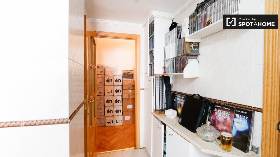 Double room Madrid, 5 beds, 125m² — photo 8