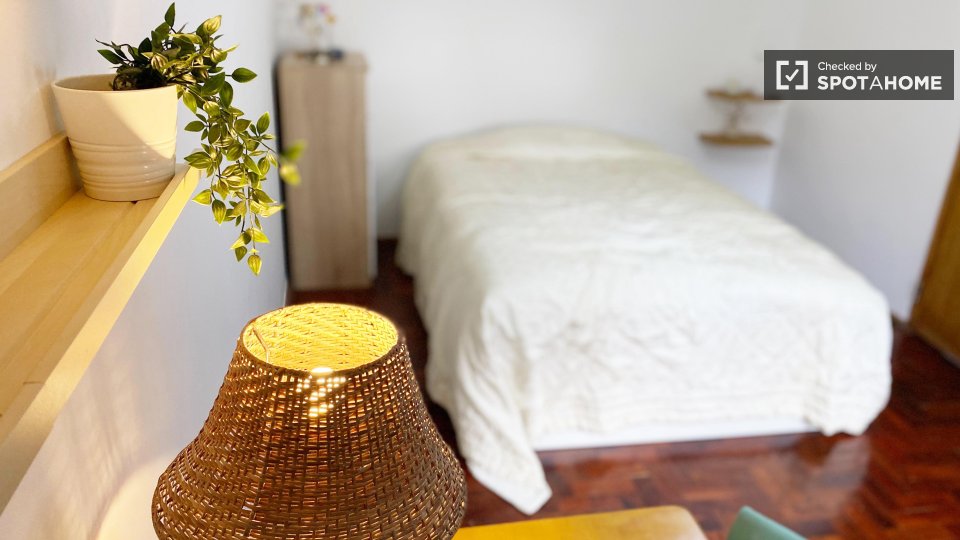 Double room Lisbon, 3 beds — photo 19