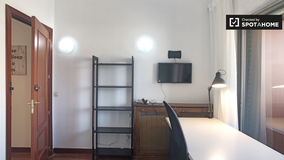 Double room Madrid, 5 beds, 133m² — photo 1