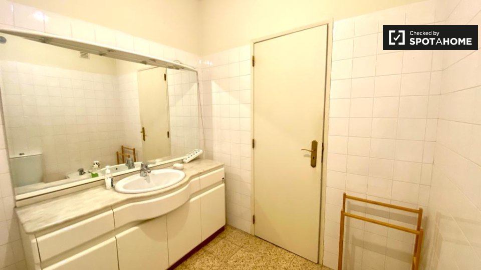Double room Lisbon, 4 beds — photo 9