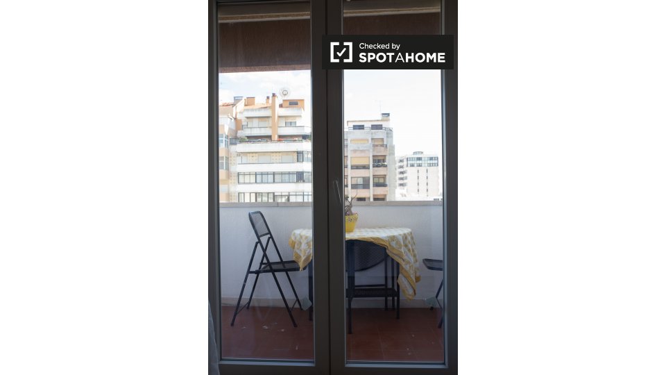 Double room Lisbon, 3 beds, 85m² — photo 5