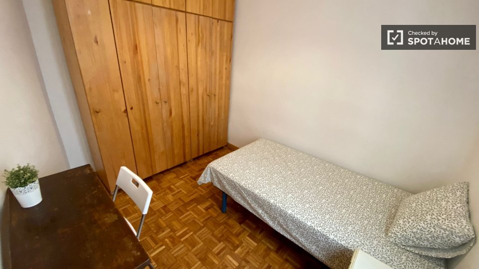 Double room Madrid, 5 beds, 120m² — photo 7