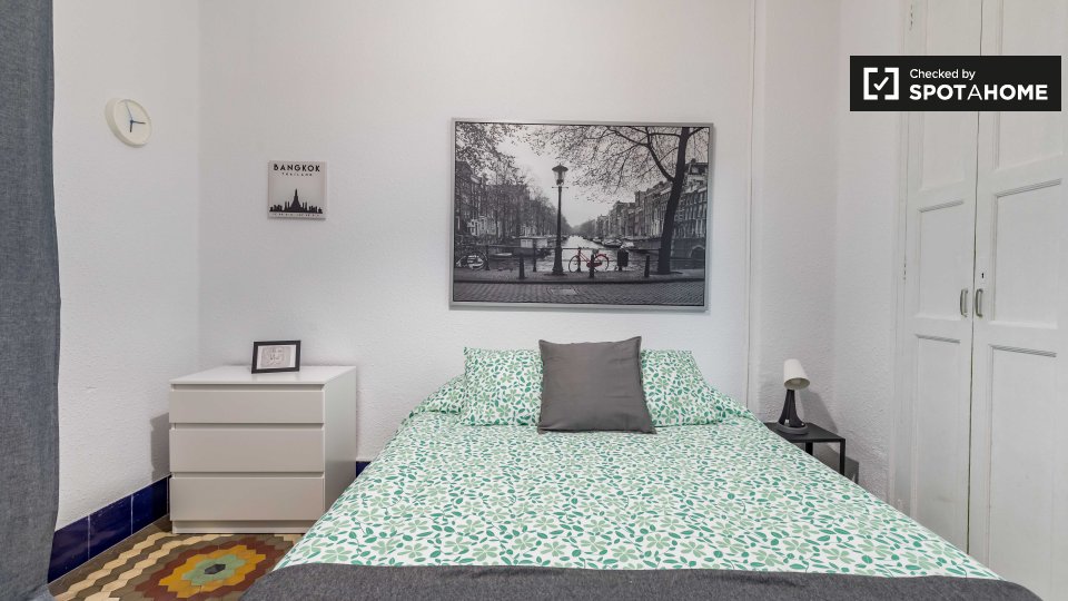Double room for rent, 5-bedroom apartment, Poblats Marítims - en Valencia