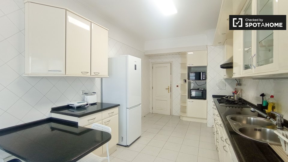 Double room Lisbon, 5 beds, 300m² — photo 14