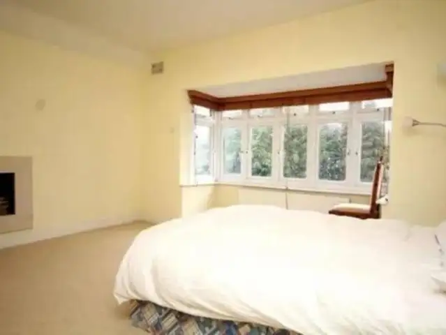 Room in 5-bedroom apartment for rent in London