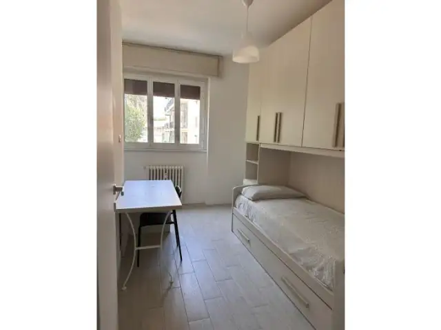 Posto letto in affitto in appartamento con 2 camere da letto a Milano