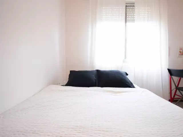 Se alquila habitación en apartamento de 4 dormitorios en L'Esquerra Eixample.