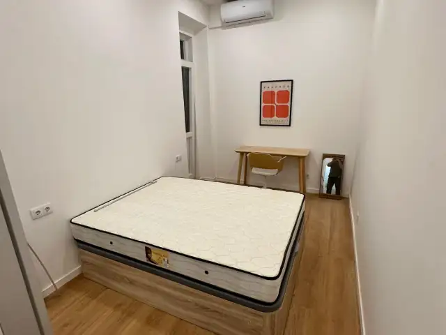 Stanza in un appartamento condiviso in affitto a Lisbona.