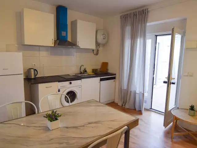 Room in shared 11-bedroom flat in Nueva España, Madrid