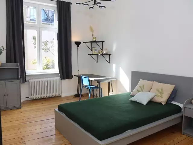 Zimmer zu vermieten in einer Wohnung mit 3 Schlafzimmern in Berlin