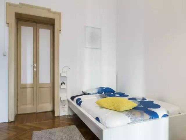 Room for rent in apartment with 5 bedrooms in Milan