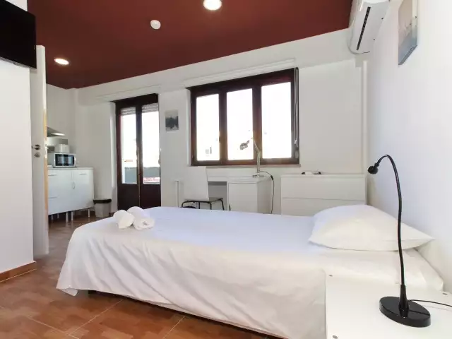 Room for rent in 8-bedroom apartment in Lisbon