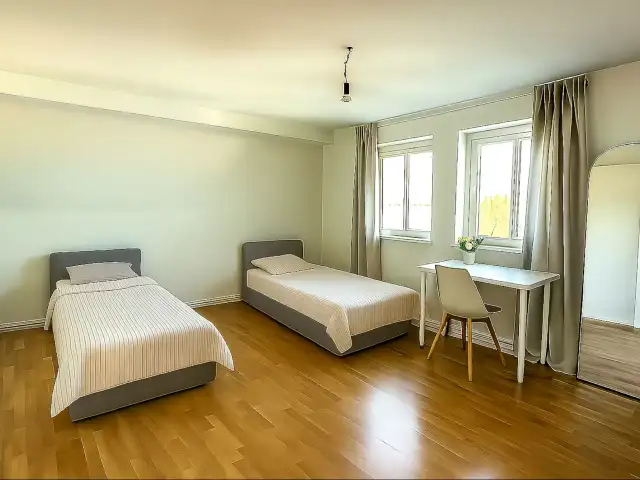 Bett zu vermieten im geteilten Doppelzimmer