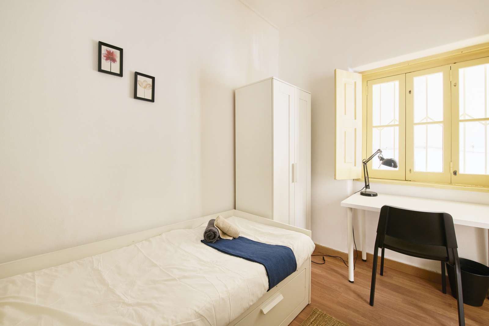 Room in a shared 6-bedroom apartment for rent in Lisbon.