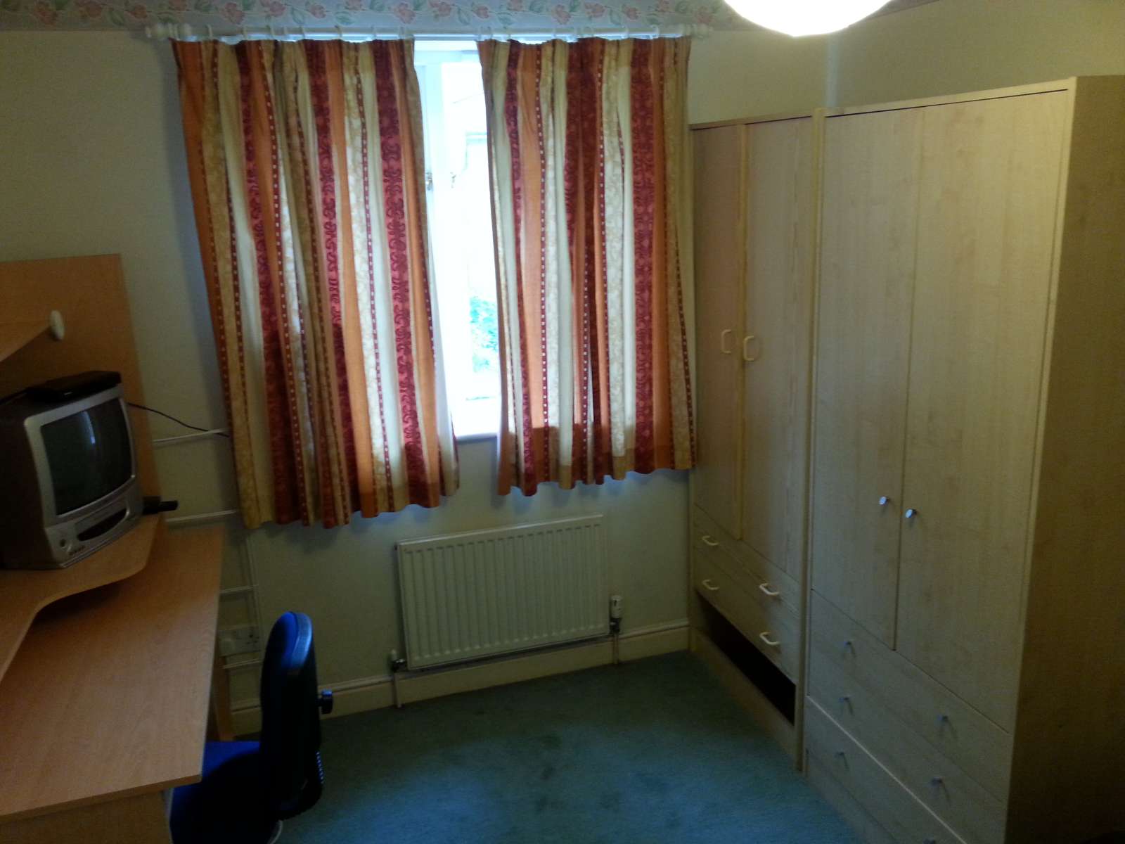 Room for rent in 6-bedroom apartment in London