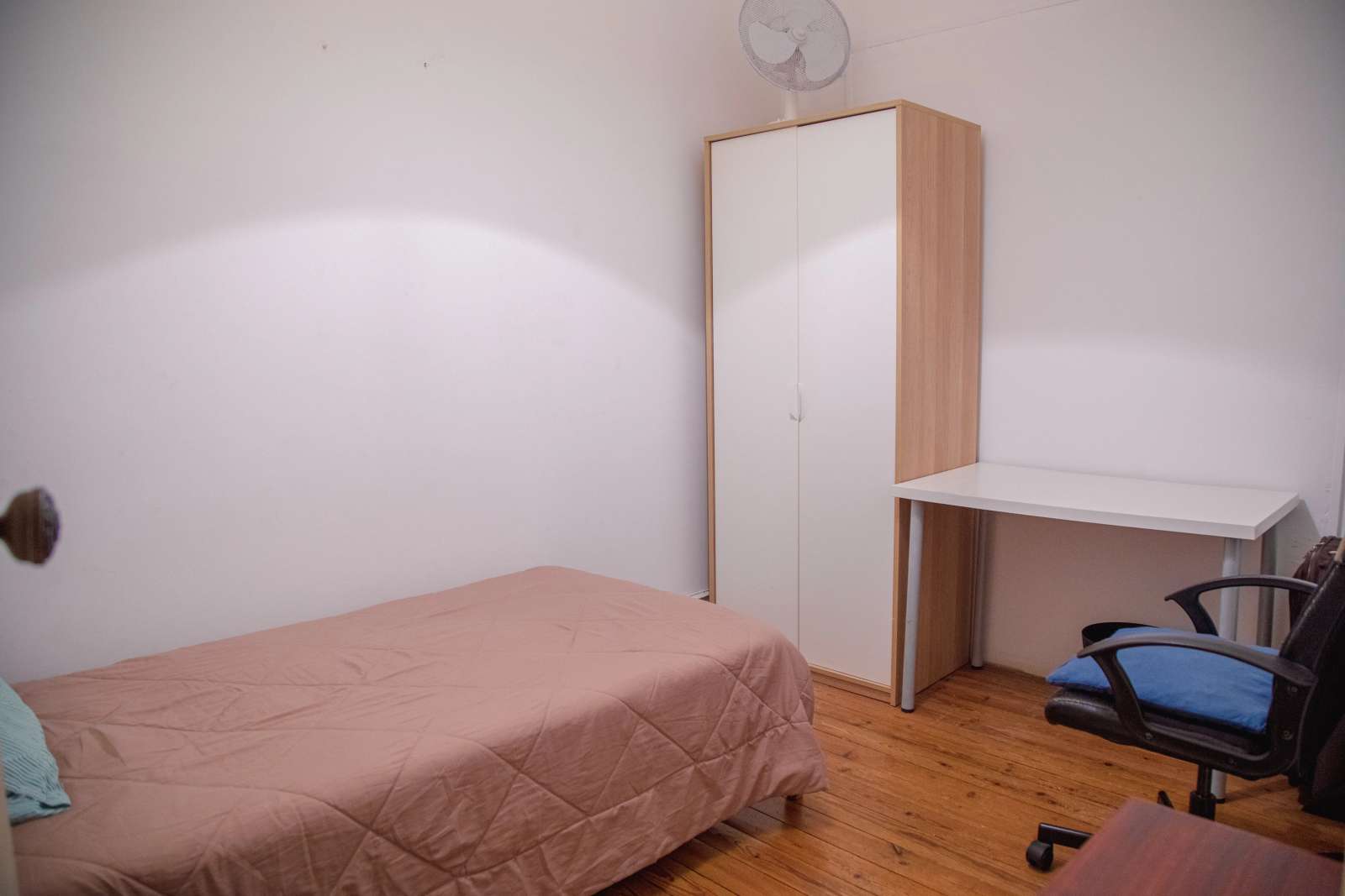 Room in shared 4-bedroom flat for rent, Lisbon.
