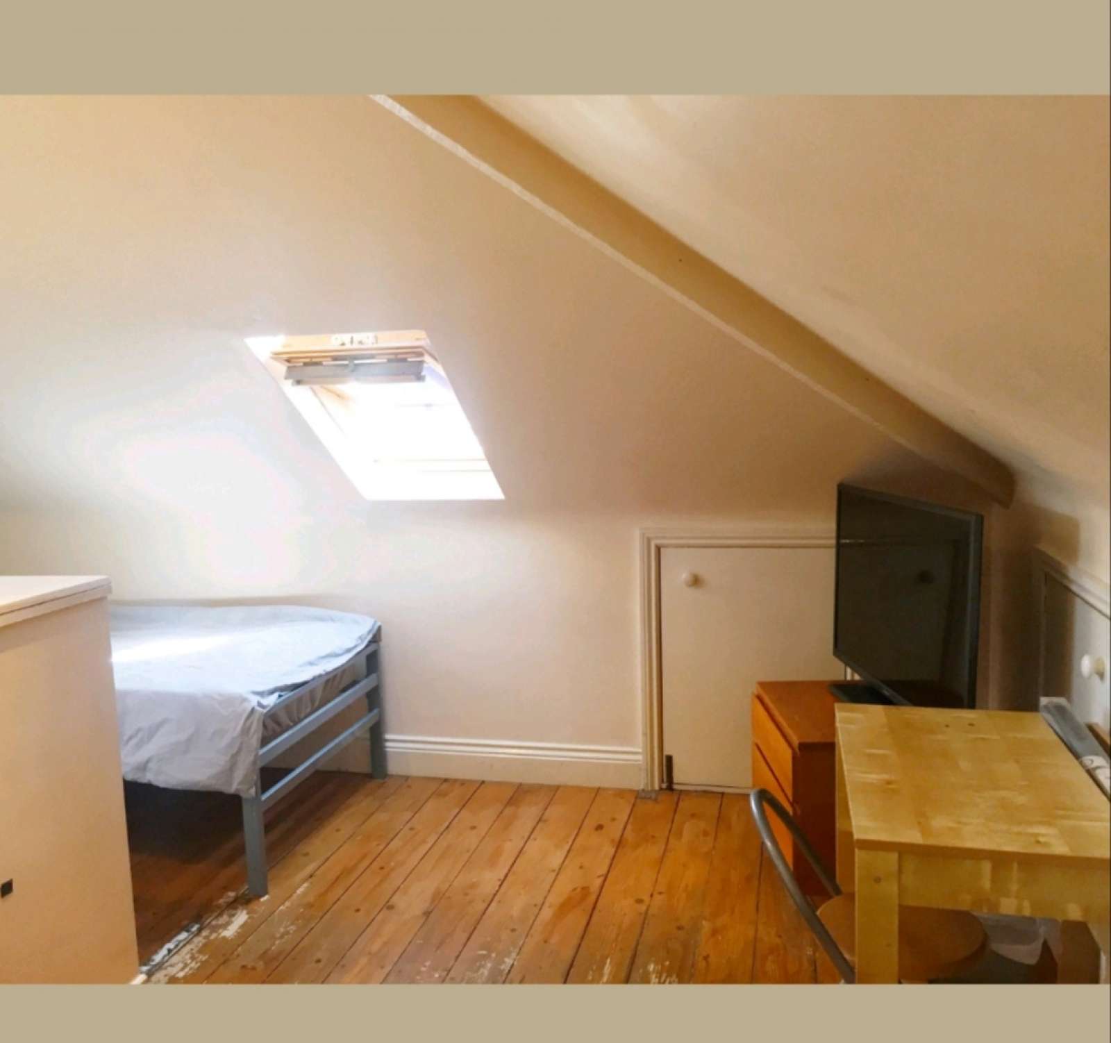 Room in a shared house with garden in North Acton