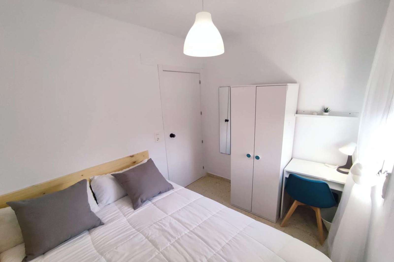 Room in a shared 5-bedroom apartment for rent in Casería de Montijo