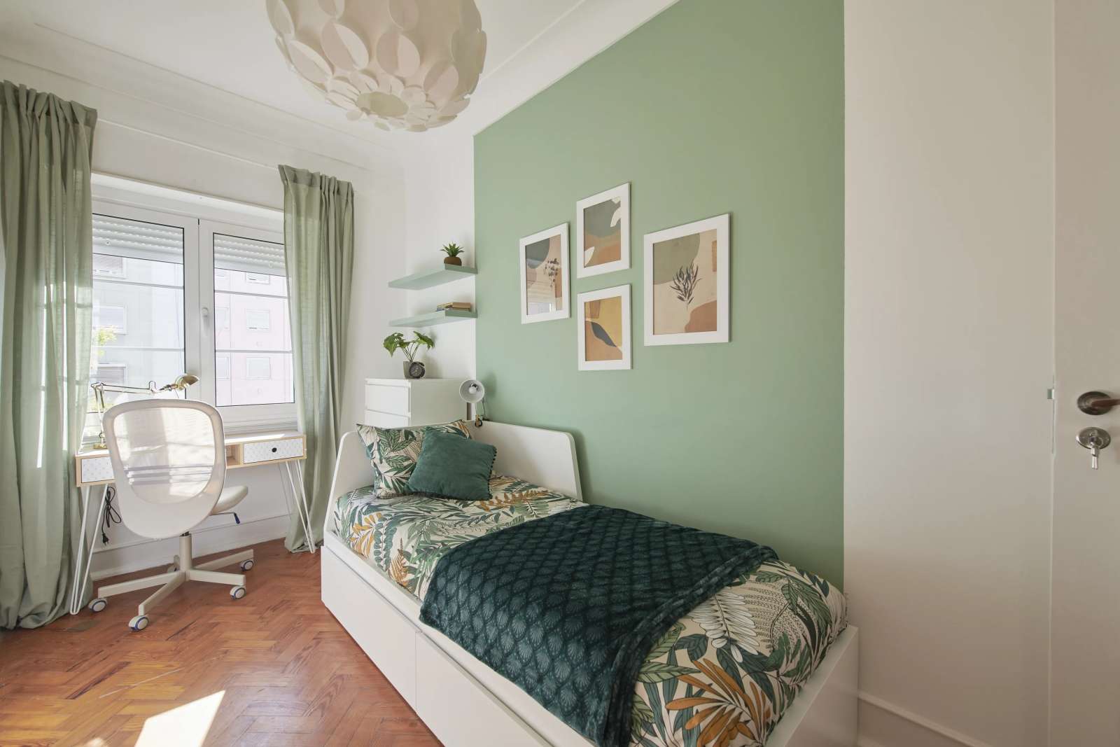 Room in shared flat for rent in Lisbon