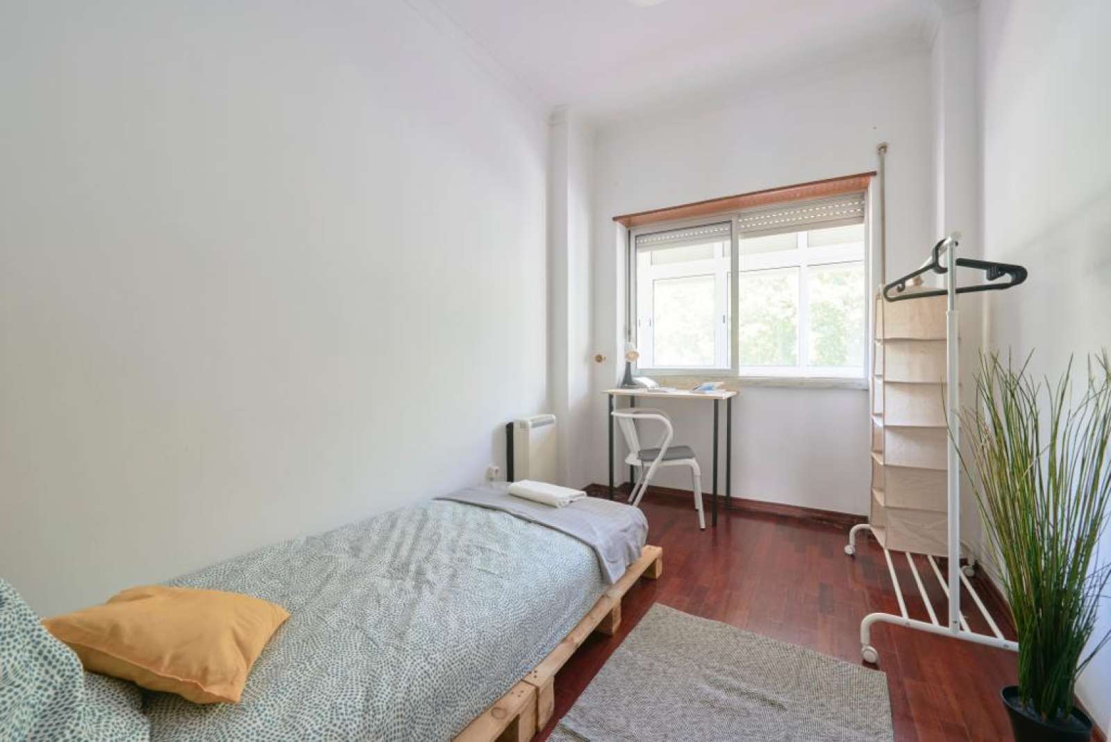 Room in a 5Bedroom Apartment for rent in Almada, Lisbon (ref 807027