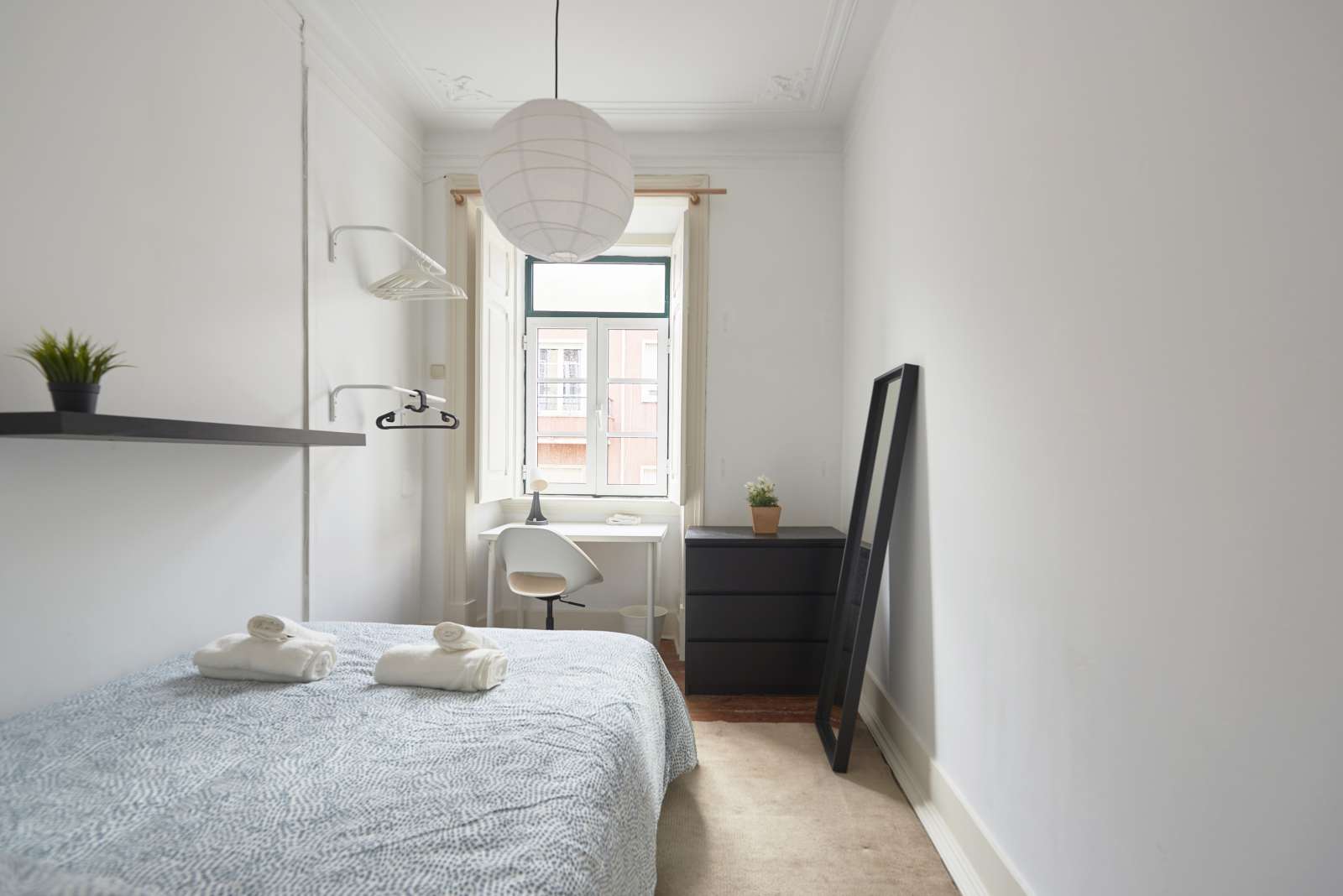 Room for rent in 3-bedroom apartment in Arroios, Lisbon