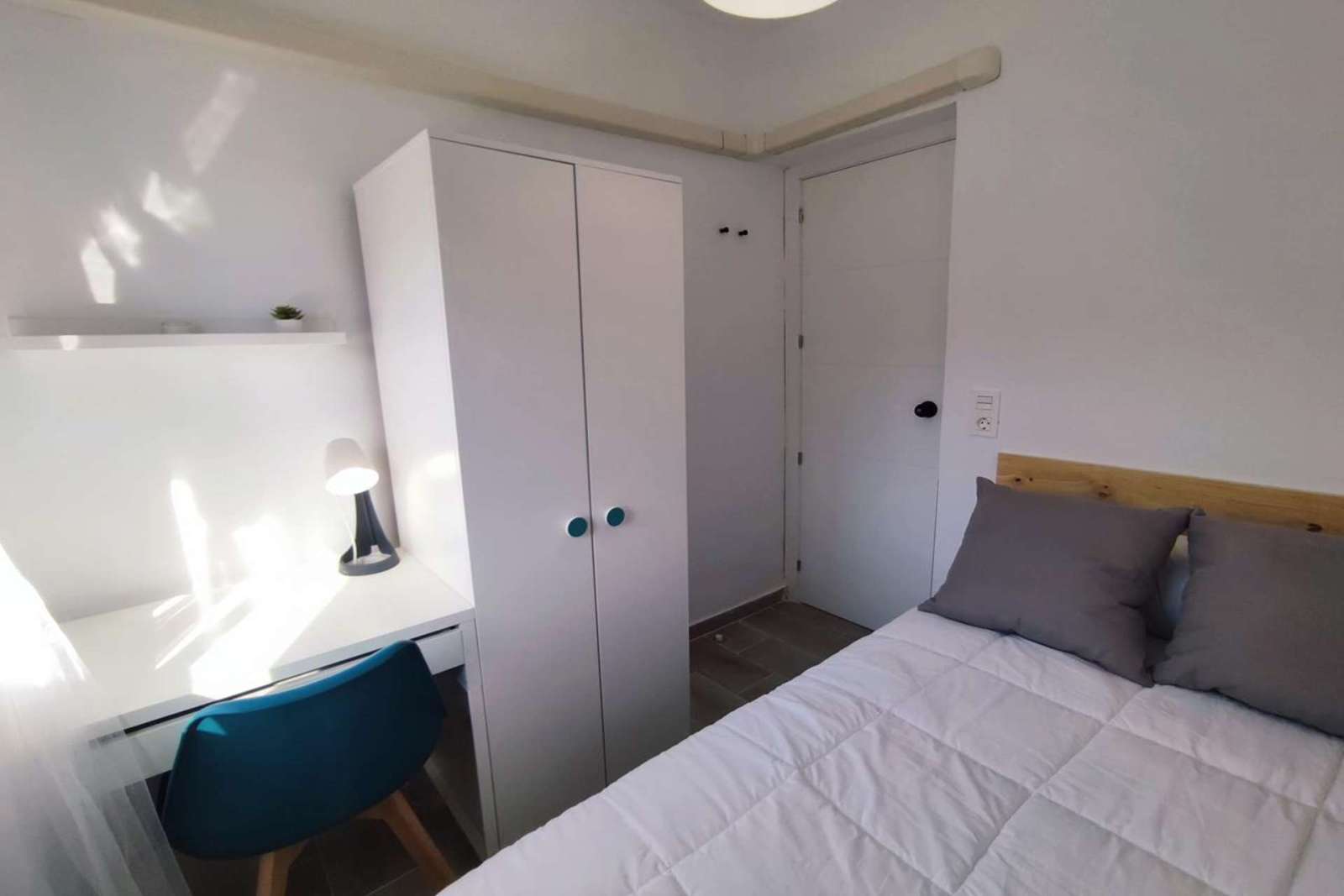 Room in a shared 5-bedroom apartment for rent in Casería de Montijo